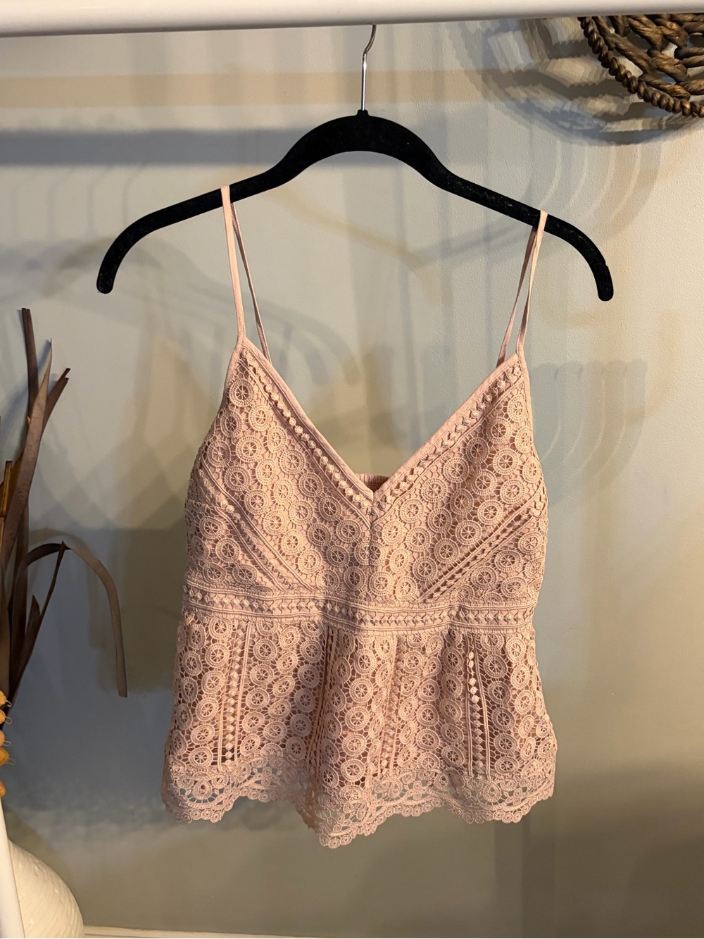 NWT ✨ Abercrombie & Fitch Blush Lace V-Neck Camisole size medium